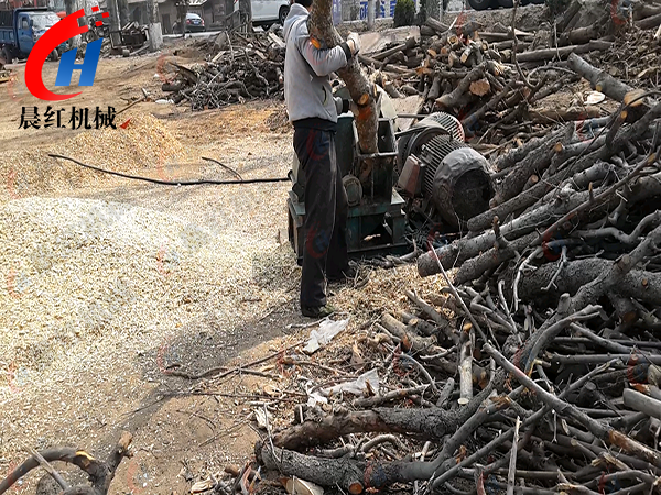 上海木屑机粉碎杂木现场