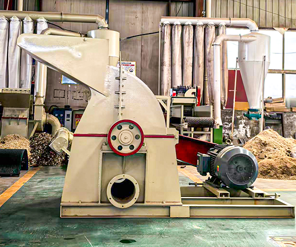 晨红锯末粉碎机高效细碎处理多种木料 满足生物质颗粒与香菇料加工需求